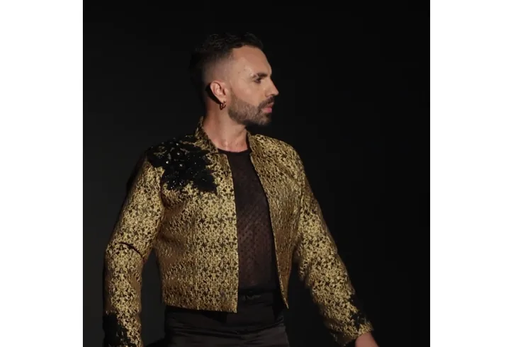 Chaqueta campera dorada de inspiración flamenca