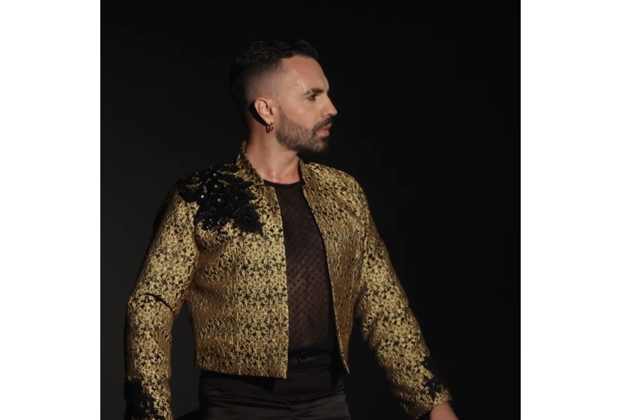 Chaqueta campera dorada de inspiración flamenca