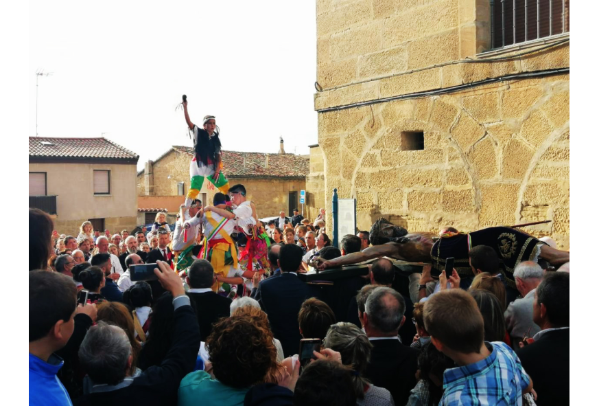 "En la Danza de El Castillo Vivan los Palillos"