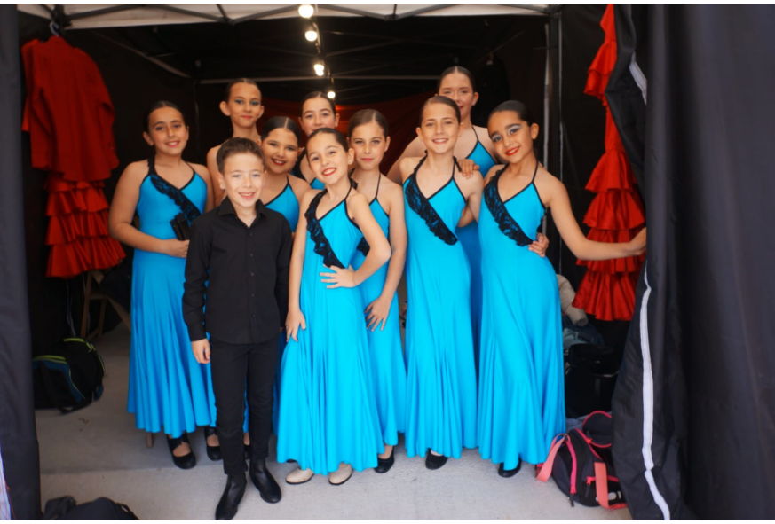 "Míralas! con sus Vestidos Flamencos "Cantiñas"