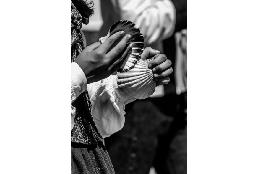 "Un Pueblo Que Canta Está Vivo"